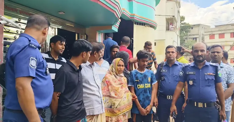 একই পরিবারের চারজনকে গ্রেপ্তার করা হয়েছে